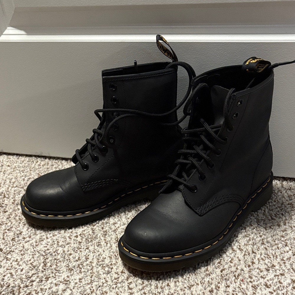 Brand New Classic Doc Marten Women’s Boots Size 6!!
